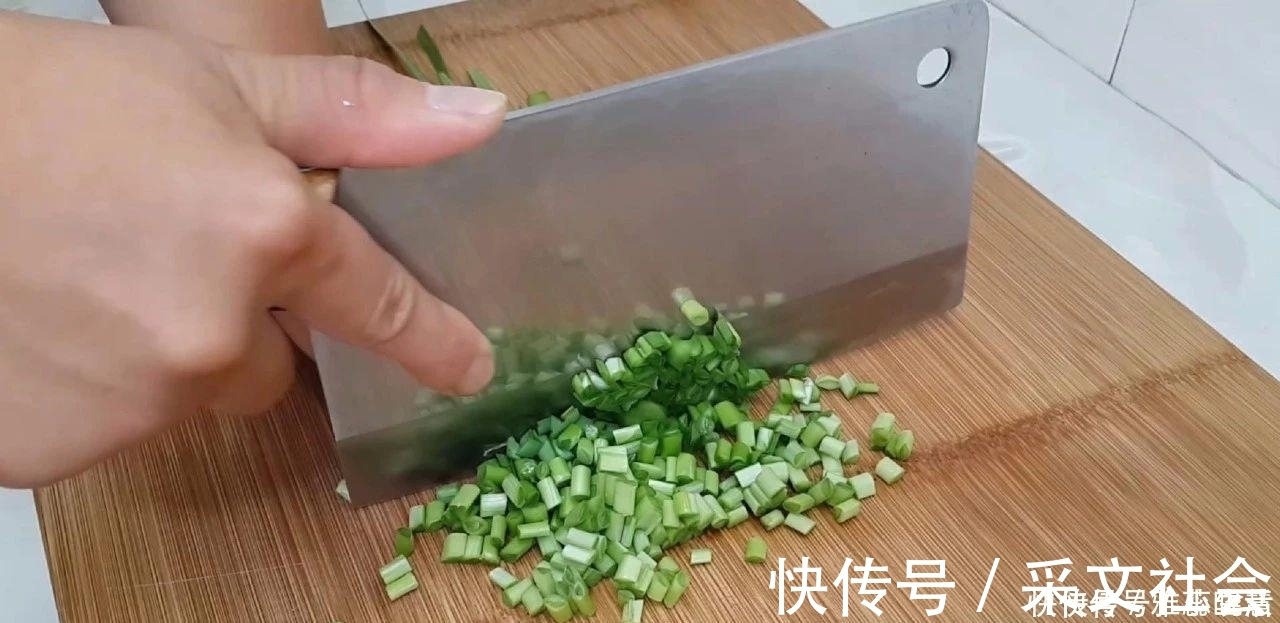 口水|早餐新吃法, 手不沾面, 做出来比鸡蛋饼营养又好吃, 边吃边流口水