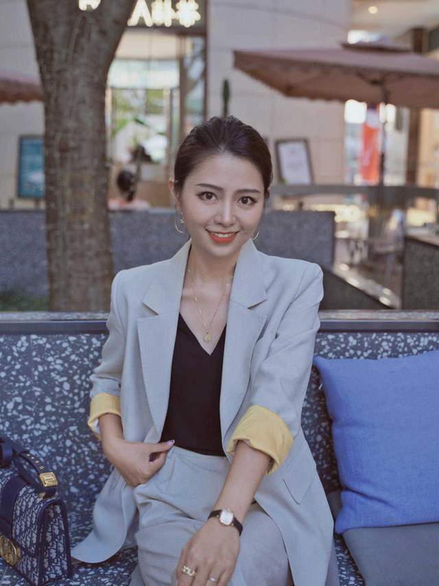 职场|小个子如何穿出“职场”范?一身灰色西服套装精致干练,显高显瘦