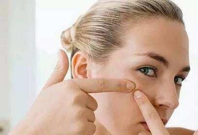 女人们,有这几个臭毛病等于“自降颜值”,脸会松弛,气质也差了