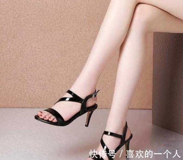 大长腿 女神气场全开,一双靓丽高跟凉鞋让你惊艳众人!