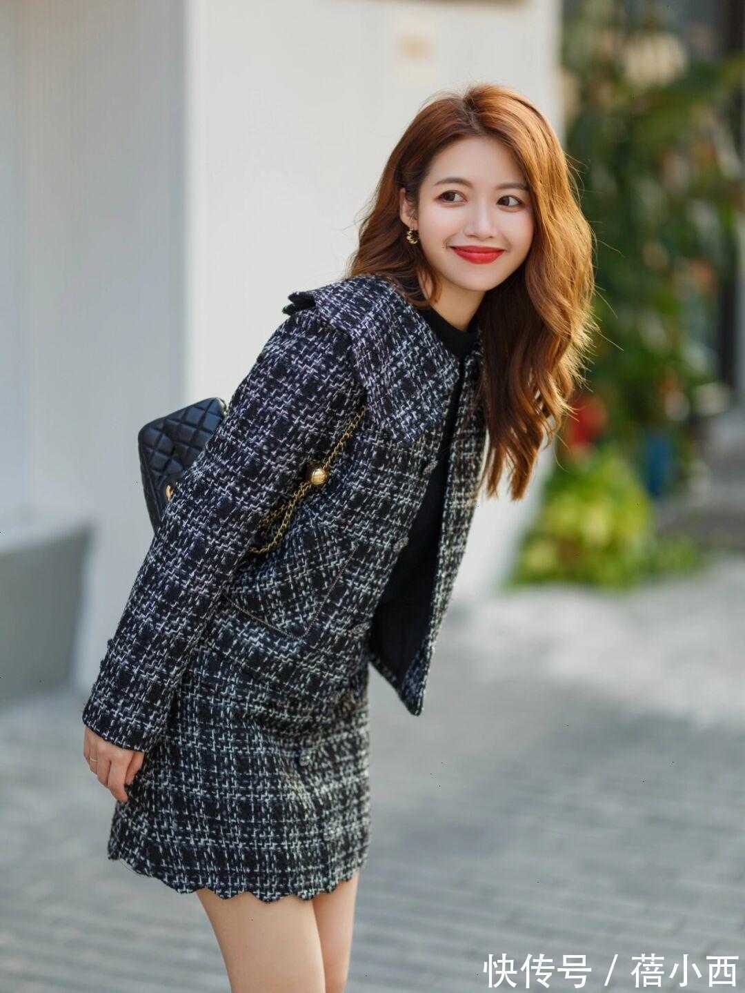 小香风|秋季如何穿才优雅又时髦?建议穿小香风外套,搭配半身裙知性高级