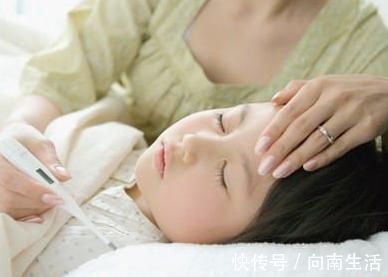 医生|孩子高烧医院排队400号,医生只顾打私人电话,网友:家长活该