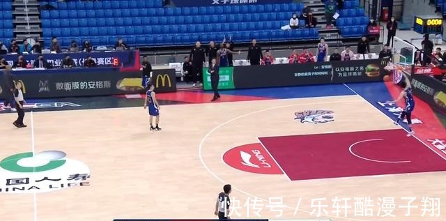 李春江|难堪!郭昊文无人防守秀扣篮,李春江国骂问候马布里