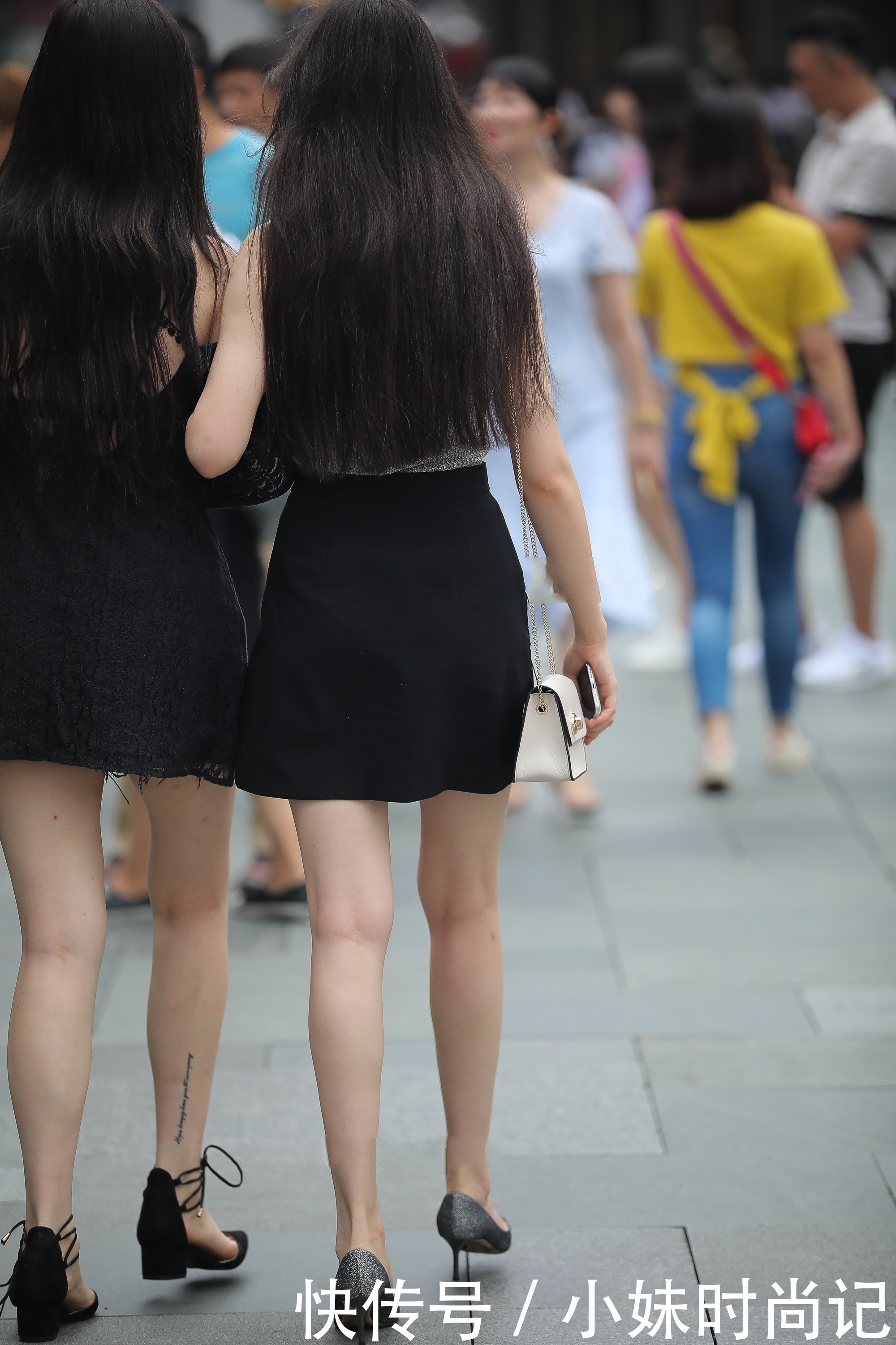 针织面料|街拍:灰色的针织背心, 穿着减龄又时尚, 而且还是百搭单品