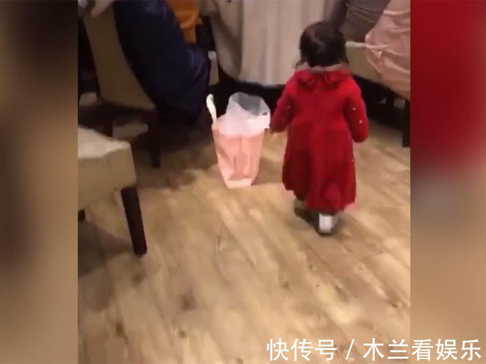 小辫辫|宝宝天生“自来熟”,在饭店推开一个包房就进去,妈妈不淡定了
