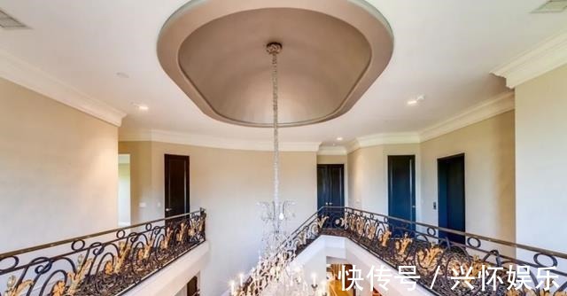 参观董卿在美国的豪宅,全屋卫生间都有十个,户外环境像园林景观