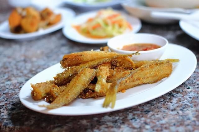 不管炸什么鱼,调面糊时多放2样,鱼炸好又酥又香,凉了也好吃