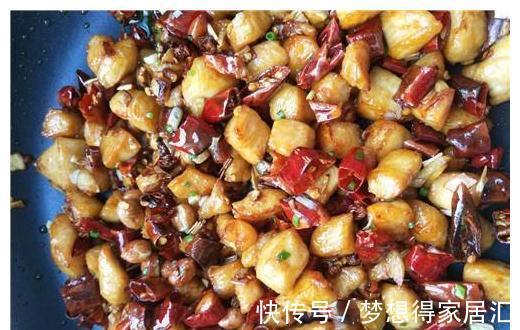 此菜辣爆味蕾，色泽艳丽，酥香爽脆，在家做超实惠，新手也会做