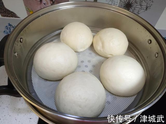 小苏打和食用碱有啥不一样?很多人不懂怎么用,看完后别再用错了