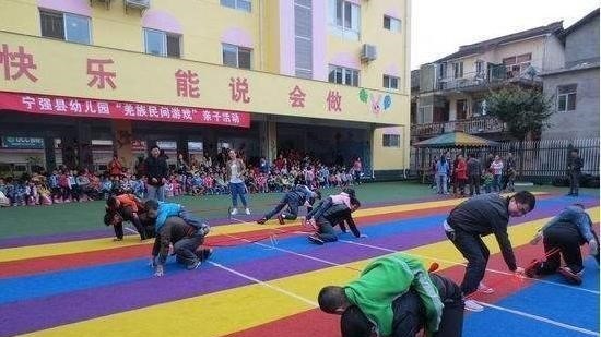 清一色|幼儿园亲子活动,让家长和孩子一起做菜,结果“清一色”全是鸡蛋