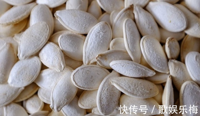 身体不适|日常吃一把南瓜子，好处多又多，但有4种人却没福吃！