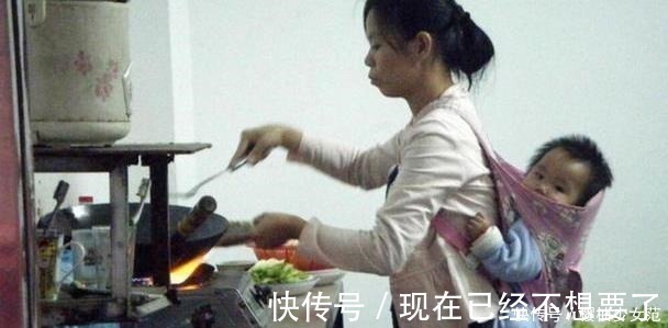 小情绪|娃睡着,妈妈“抢时间”洗衣服,转头看到娃的表情,瞬间泪目