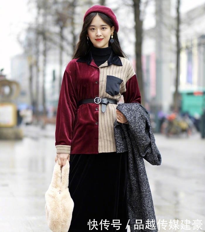 漂亮|街拍:好漂亮的小姐姐,身穿一字肩小款上衣,美极了!