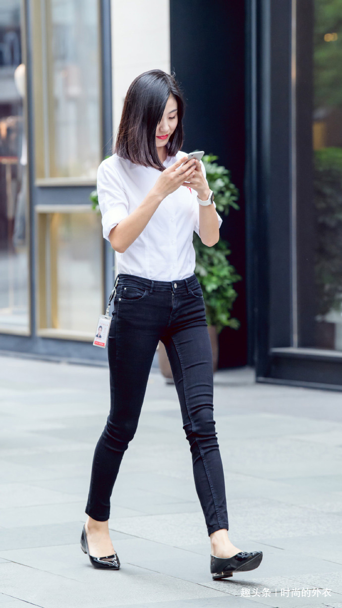 小姐姐还|想穿牛仔裤打造通勤风,搭配一件白色衬衣就够了,简单大方又干练