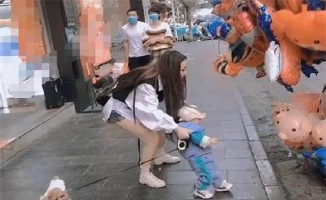 小姨|“最豪横小姨”火了,左手牵狗右手提溜熊外甥,网友:应聘小姨夫