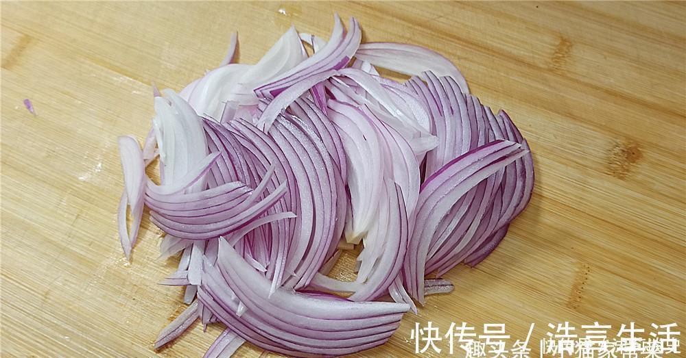 小米辣|教你一个凉拌洋葱的做法,制作简单,放点调料一拌,几分钟就吃