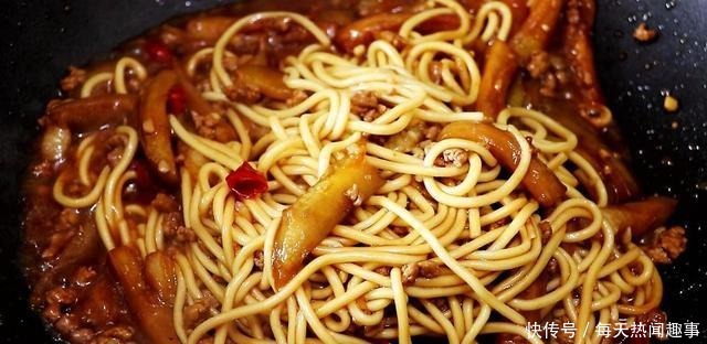 1根茄子,一块猪肉,这是茄子肉末焖面的做法,真好吃