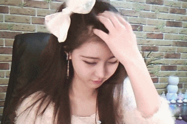 |搞笑GIF:日防夜防,损友难防,这一下恐怕半年都下不了床