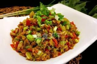 它的味道不亚于豇豆的芹菜肉末,是拌饭面条的好搭档