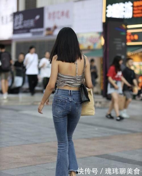 上衣|小姐姐穿挂脖上衣,搭配紧身牛仔裤,青春靓丽又时尚