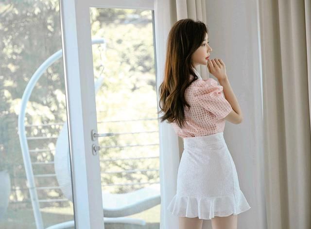 镂空|女神孙允珠高清时尚搭配：云霓冰纯桃蜜镂空雕花百褶裙