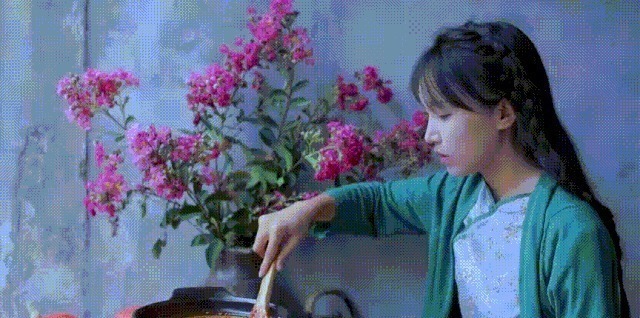 如果說(shuō)李子柒的生活對(duì)我們不切實(shí)際,那她穿的衣服我們倒能學(xué)學(xué)