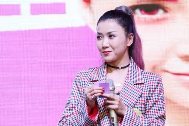 搭配 王蓉罕见出席活动胖变样,穿长筒靴大象腿勒出痕,胖后颜值却高了