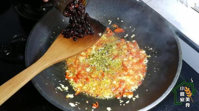 大厨|大厨教你一道特色菜,葱烧鲫鱼的家常做法,一条鱼都不够一个人吃