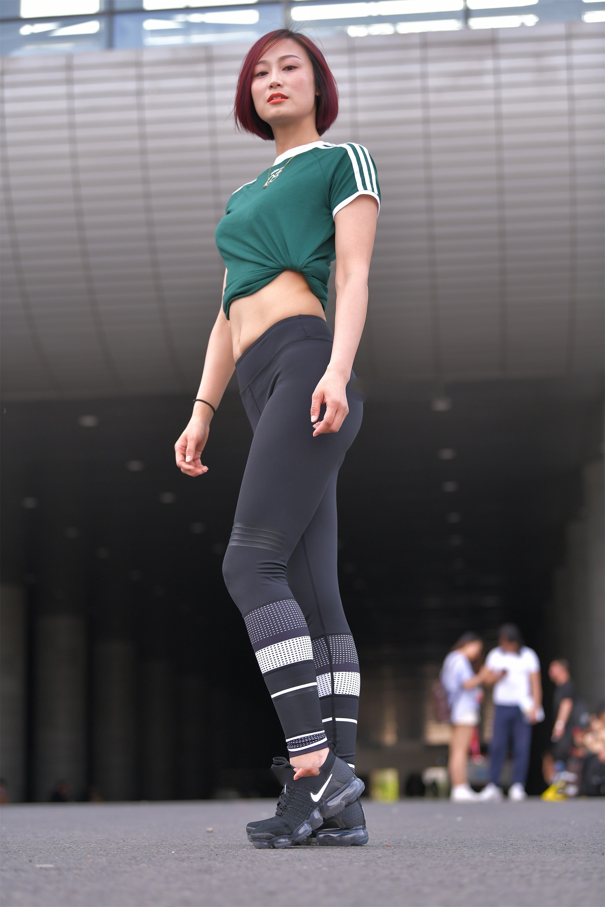 健美裤 绿色条纹短袖搭配黑色健美裤,阳光时尚,运动风十足