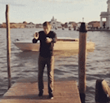 |搞笑GIF:大姐跳水就跳水,弄那么大动静不是吓人吗?