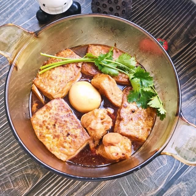 煎豆腐卤鸡翅根，豆腐吸饱了汤汁，满屋子都是香味