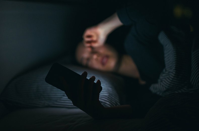  注意！熬夜玩手机，可能导致“眼中风”→