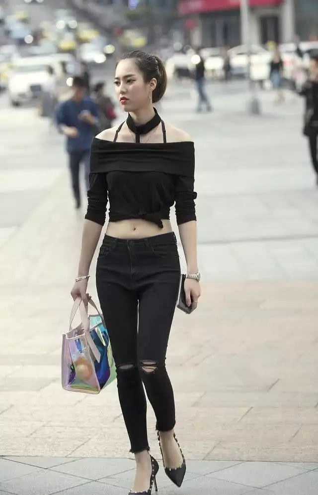 街拍穿着清新面容精致的小姐姐,身材苗条气质动人,很有一番风味