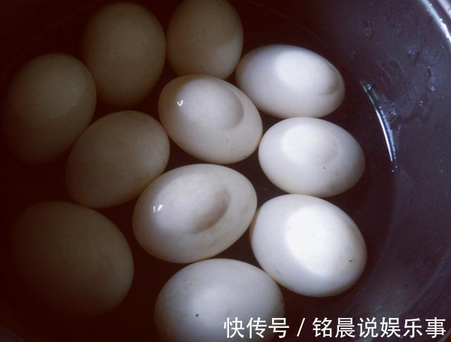 流油|怎样腌咸鸭蛋才好吃？大厨教我懒人做法，30天个个流油还起沙