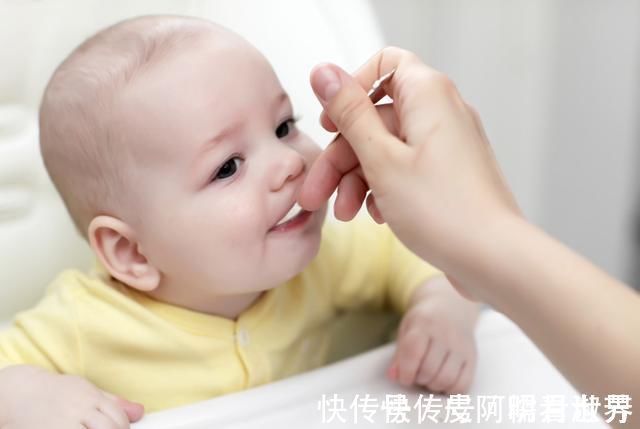 婴幼儿|孩子身体出现这3种信号，是过度喂养迹象，父母别坑了娃还不自知