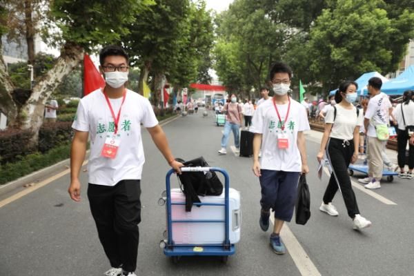 图书馆|安徽医科大学：1500名学生志愿者为“萌新”护航