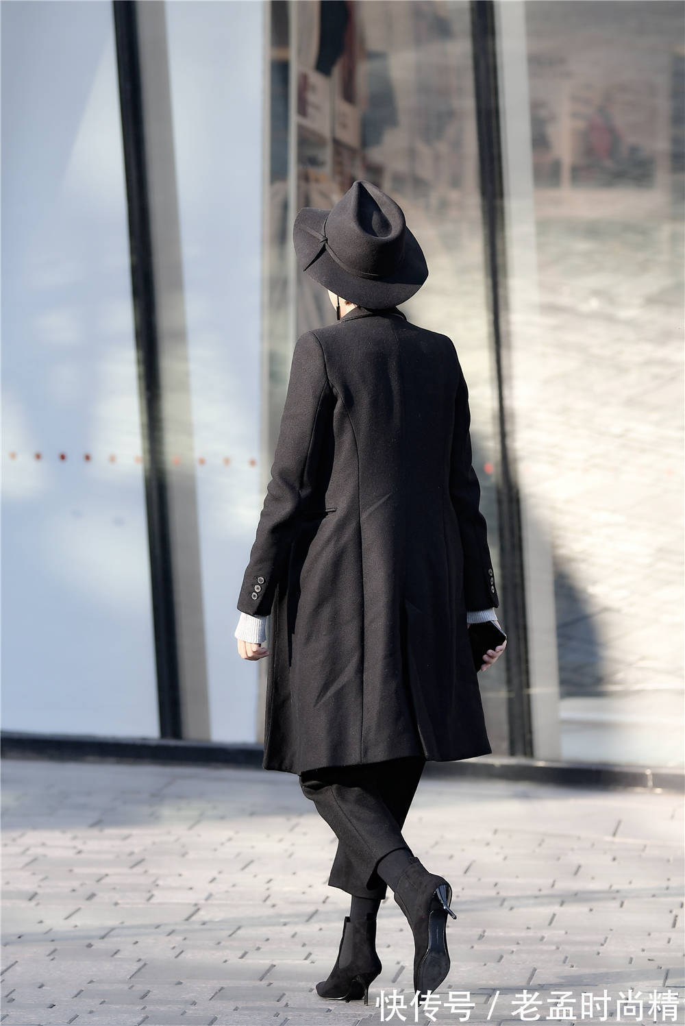 搭配|黑色尖头细跟短靴,搭配七分长裤,黑色风衣更显潇洒