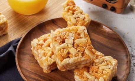 在家自制沙琪玛,1碗面粉3个鸡蛋,一揉一切一炸,香甜蓬松酥脆