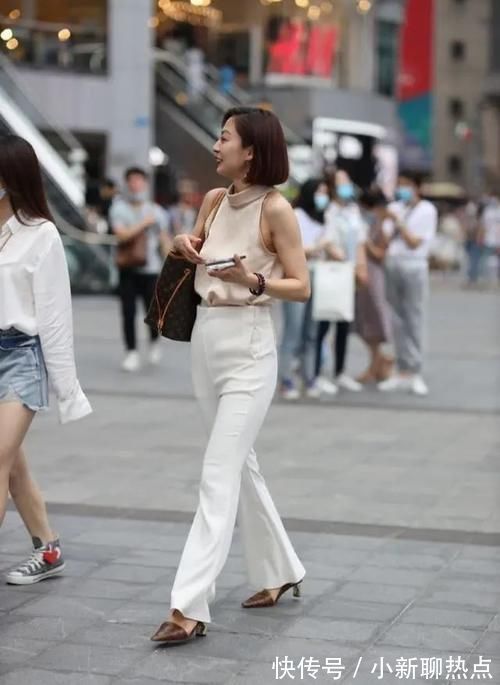 深色 白色时尚打底裤搭配性感粉色上衣,高级感更强,显得更长更有腰身