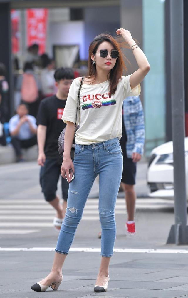 搭配 大牌T恤上衣搭配紧身牛仔裤,酷炫十足,迷人中尽显优雅