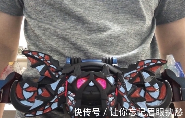 假面骑士:粉丝花10万改装变身器,网友吐槽浪费,两年后青铜变王者