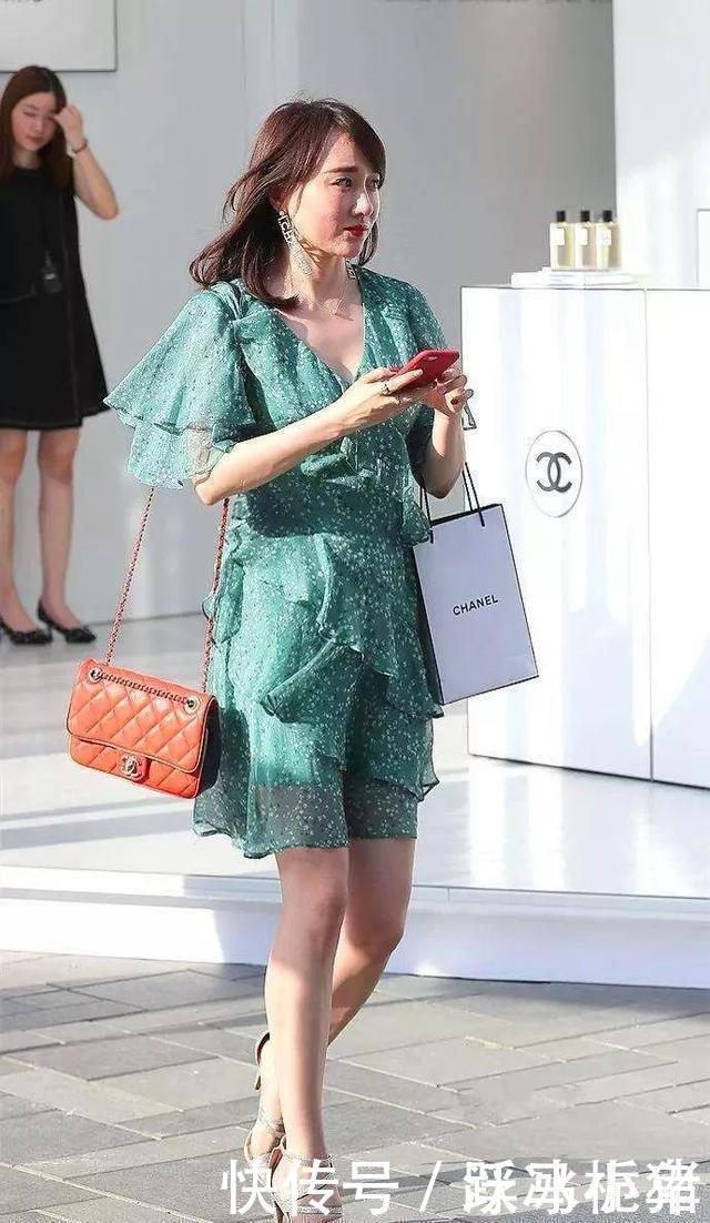 时尚|美女一双个性的一字带高跟凉鞋穿它出街,精致之中带着时尚的韵味