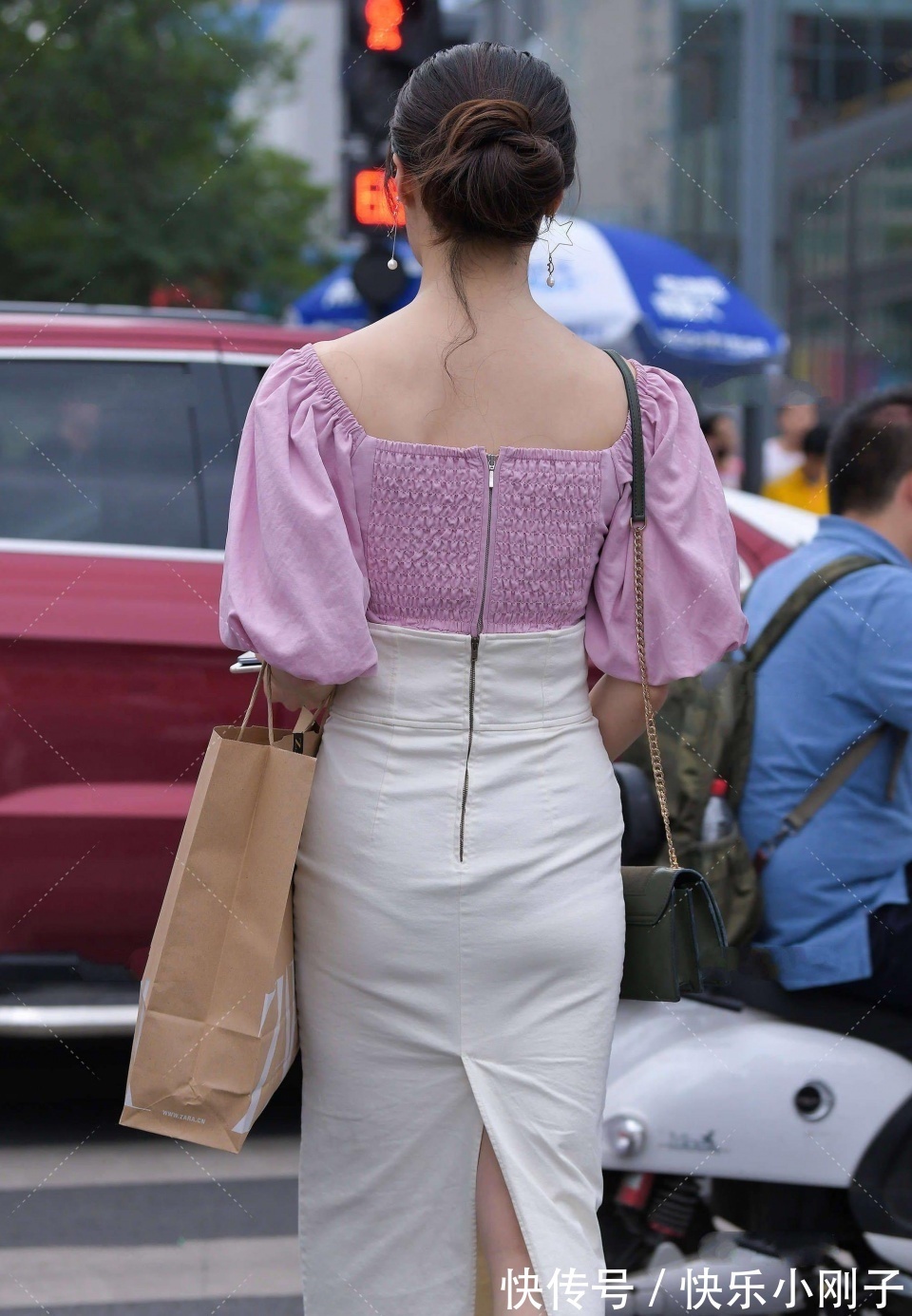 美女|高颜值美女逛街,气质与颜值的结合体,笑起来那刻仿佛春天来了