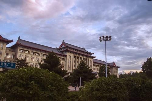 黑龙江这所大学，曾是全国重点，改名后名气大跌，成了千年老二