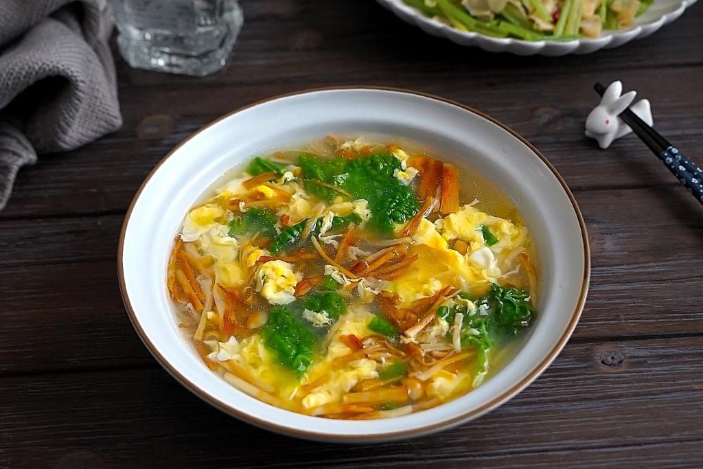 宅在家,午餐做了两菜一汤,好吃得停不下来,婆婆:会过日子