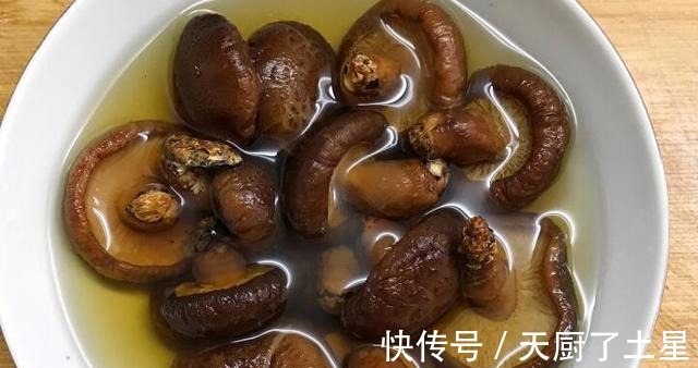 天冷后，遇到此菜别错过，锌是猪肝7倍，做成丸子砂锅鲜美又好吃！