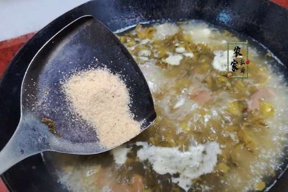 米粉|被人“嫌弃”的菜,却是女儿的最爱,用它煮粉条,酸爽开胃特别香