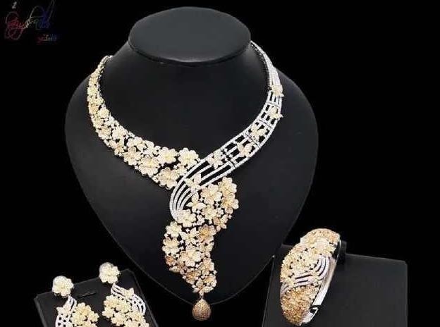 在你身边 4套饰品,哪一套最高贵测最近有人在暗恋着你吗