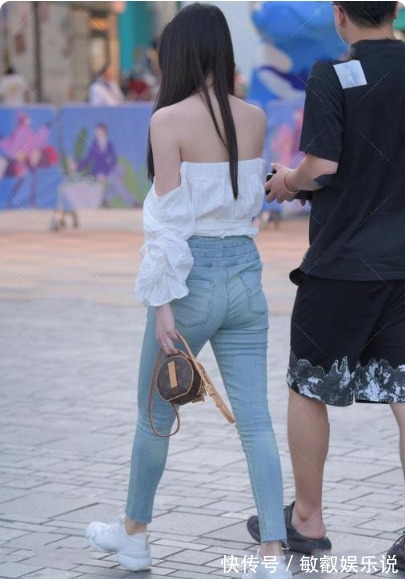 修身牛仔裤|白色抹胸装,搭配简单时尚的修身牛仔裤,令人心旷神怡