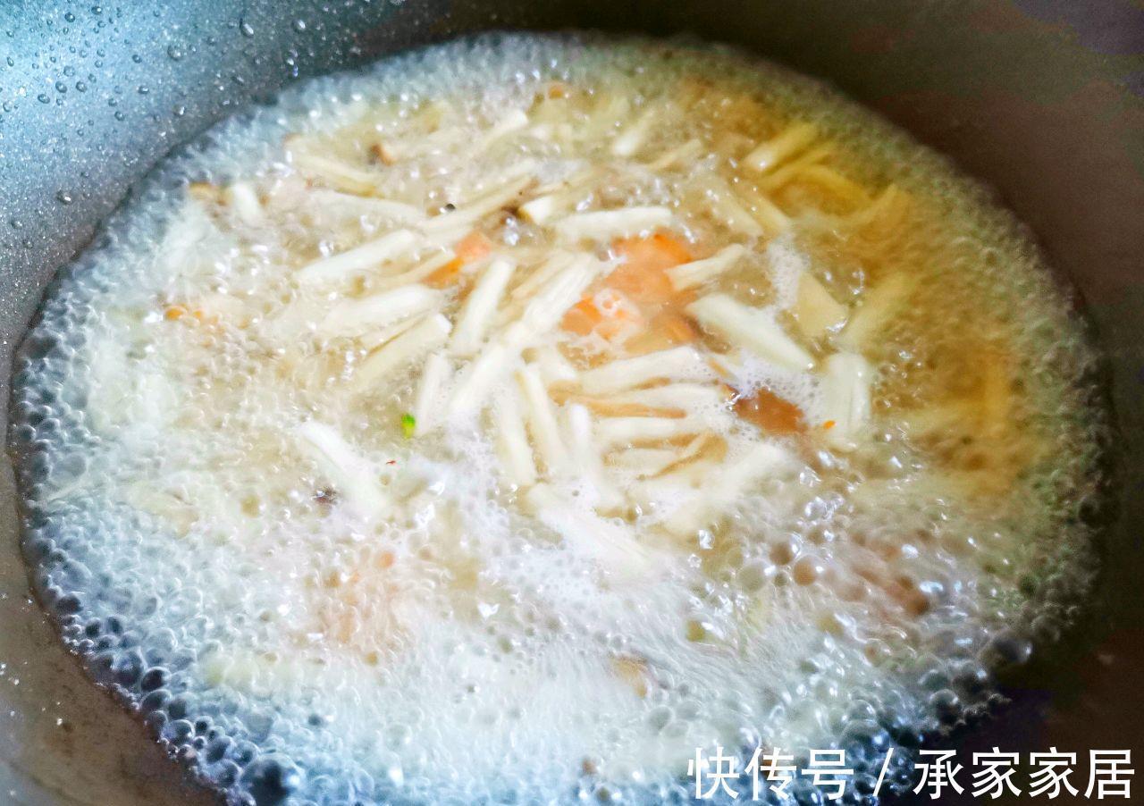 水淀粉|秋天多给家人喝虾仁菇菌汤，营养丰富，做法简单，鲜美可口